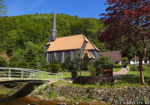 Die mit Schiefer verkleidete Holzkirche